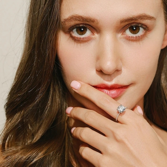 Luxury Engagement Ring - Picture 4 of 4